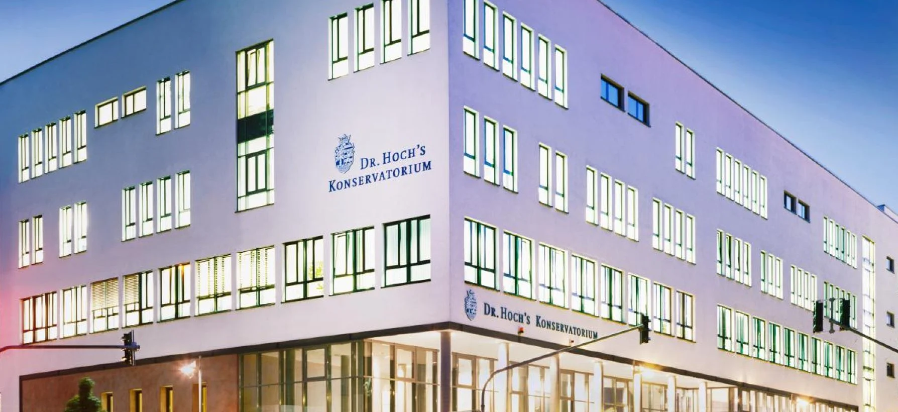 Dr. Hoch’s Konservatorium bei Nacht, blau beleuchtet
