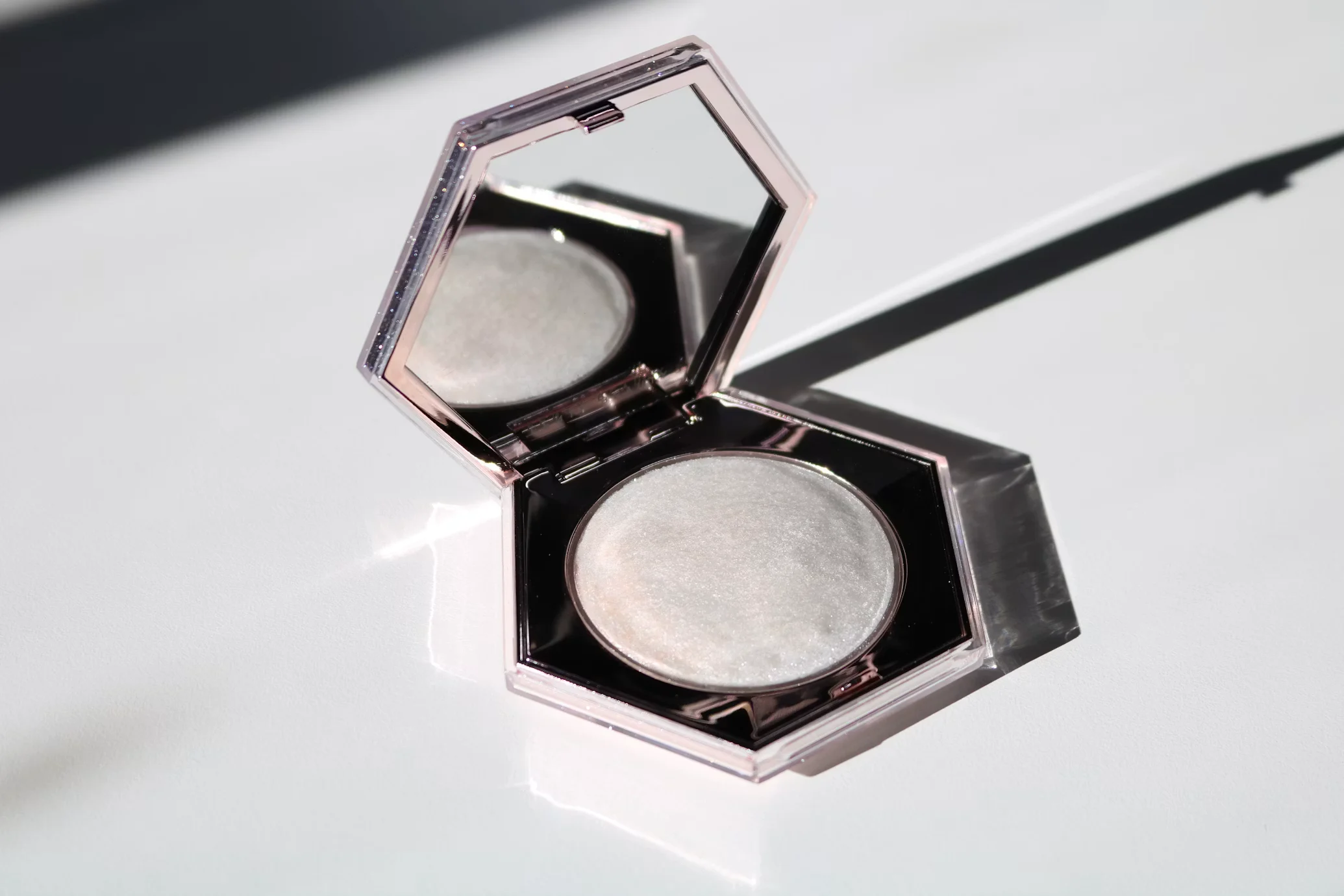 Pearl highlighter compact reflecting soft window light
