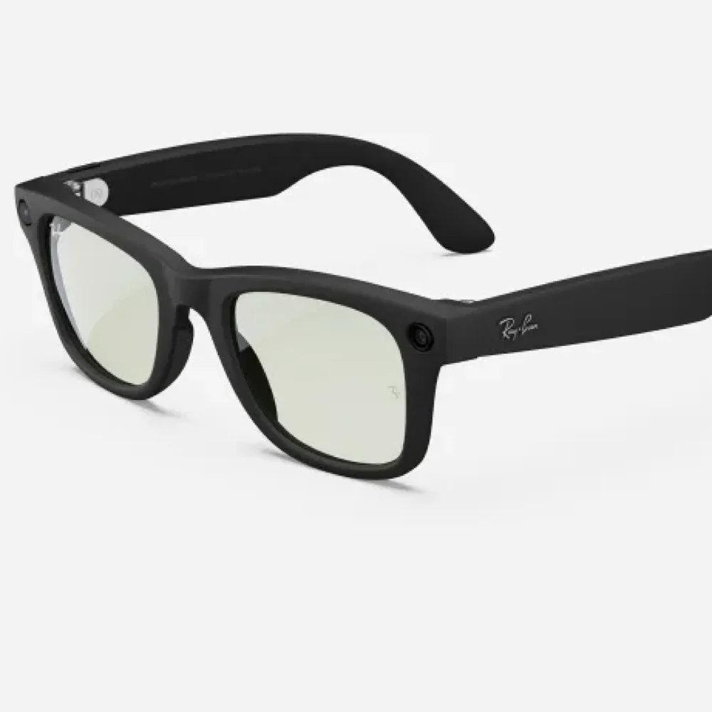 Ray-Ban Meta Wayfarer in matte black with transition lenses