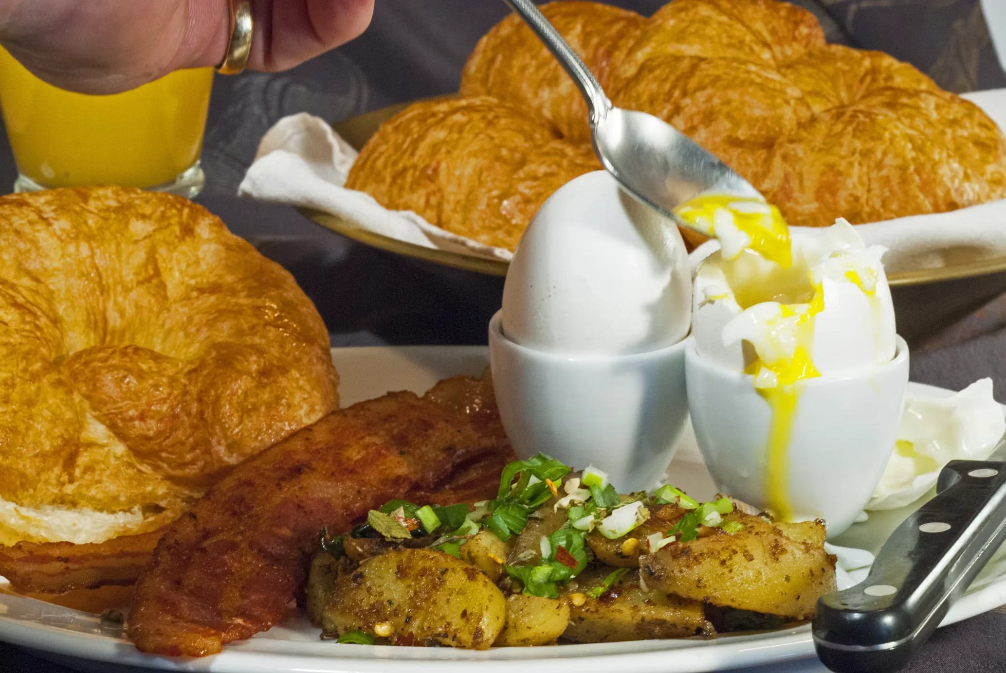 Soft eggs with crispy potatoes and herbs