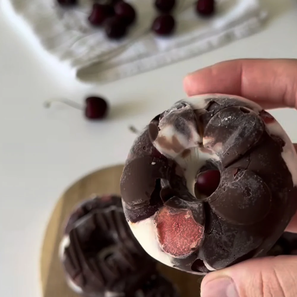 Παγωμένα donuts με κεράσι & γιαούρτι 🍒