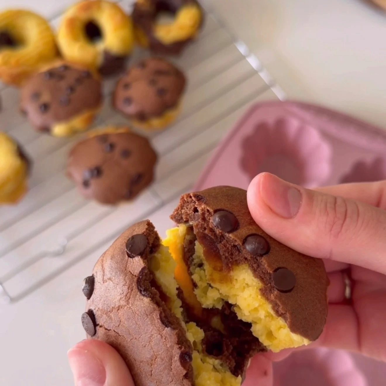 Muffins ζέβρα με γεύση cheesecake