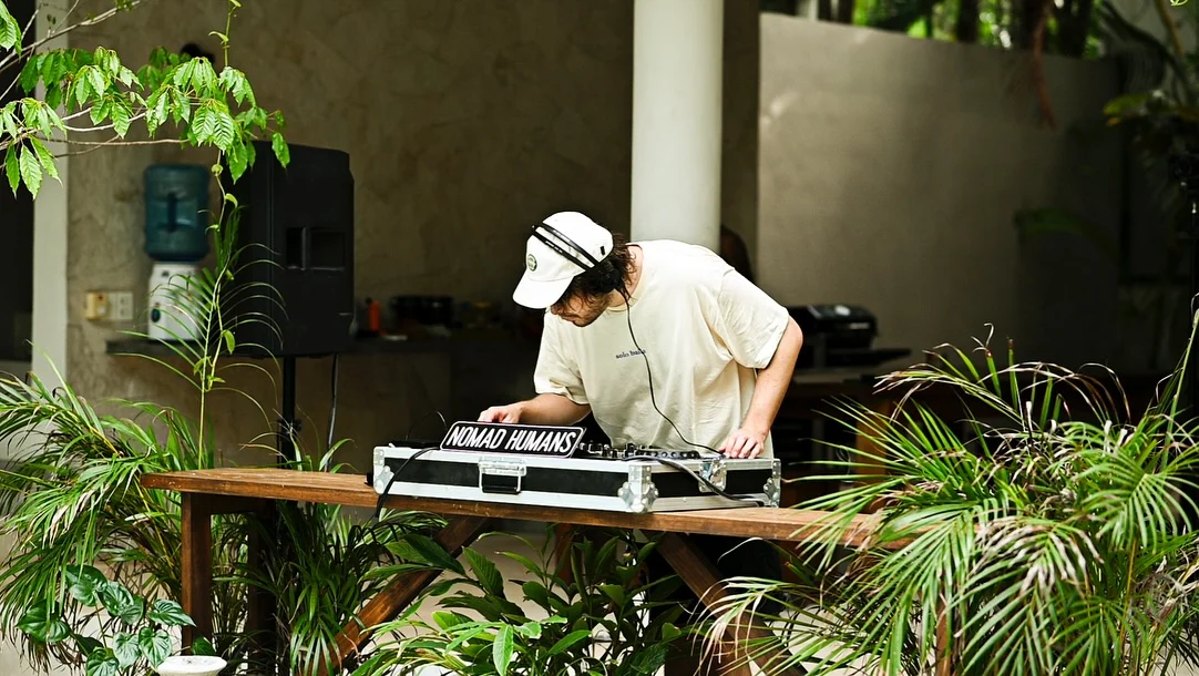 Gaio tocando un set de Indie Sónico rodeado de plantas