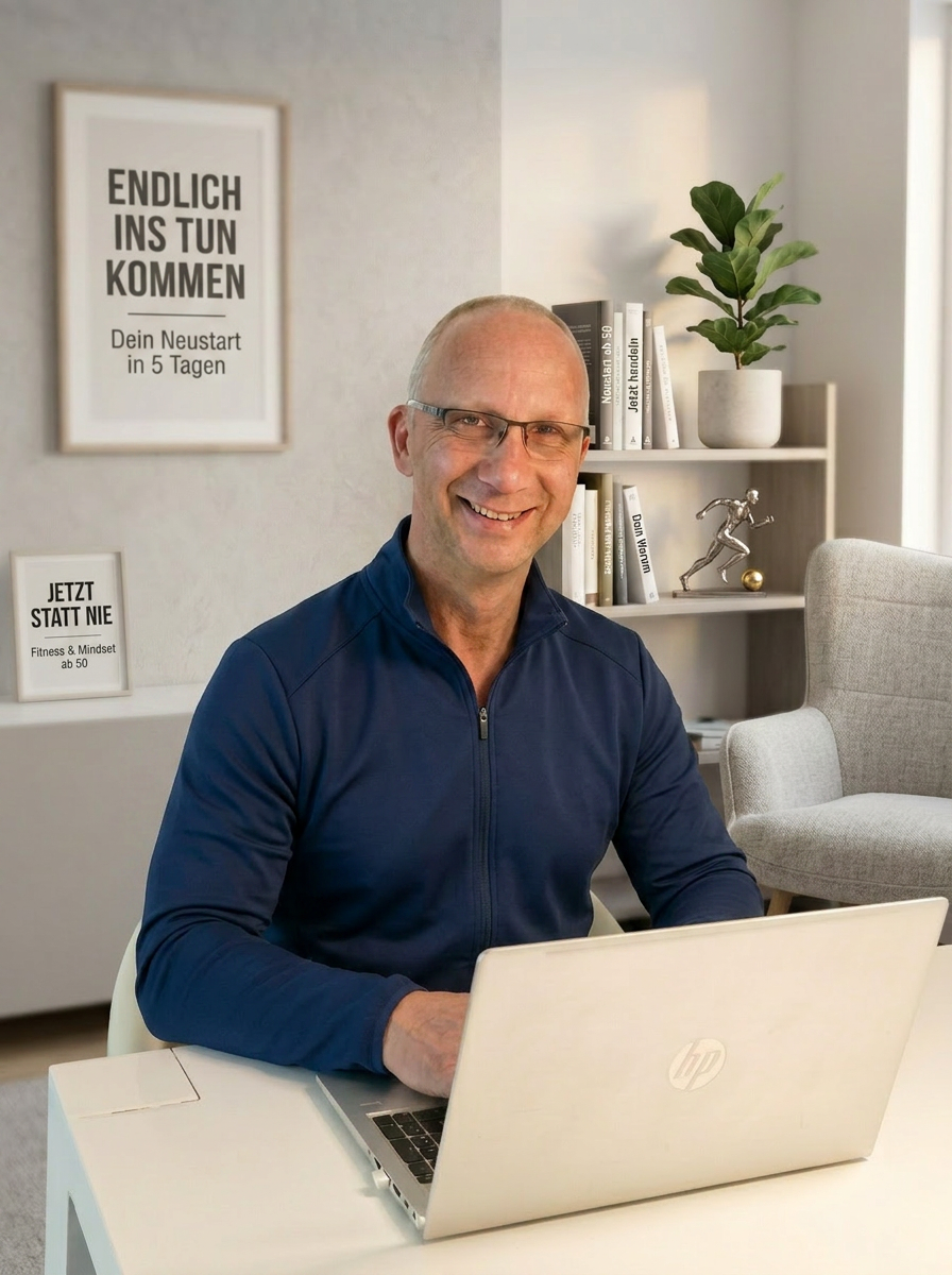 Coach Raimo sitzt an seinem Schreibtisch