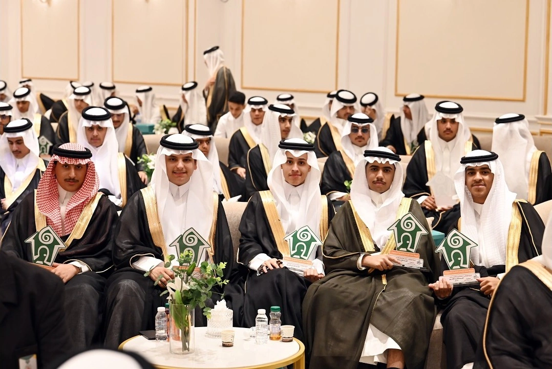 خريجو صدى الإبداع بالمشالح يحملون دروع التخرج