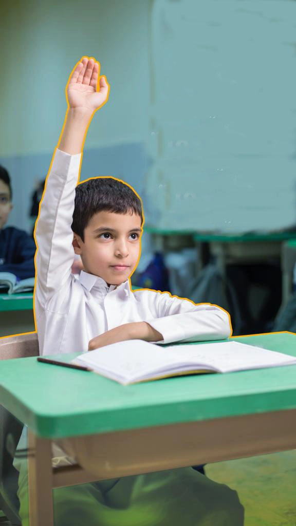 طالب يرفع يده في الفصل