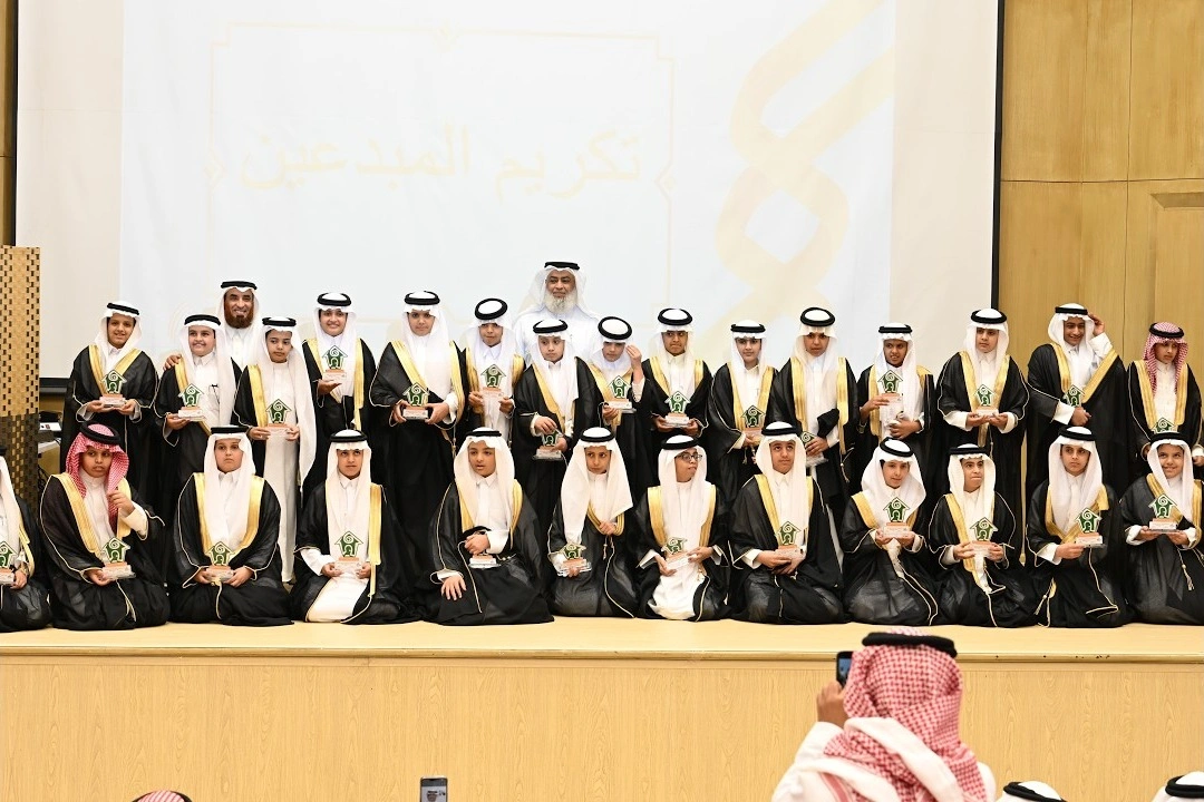 خريجو الصف السادس الابتدائي على مسرح الحفل