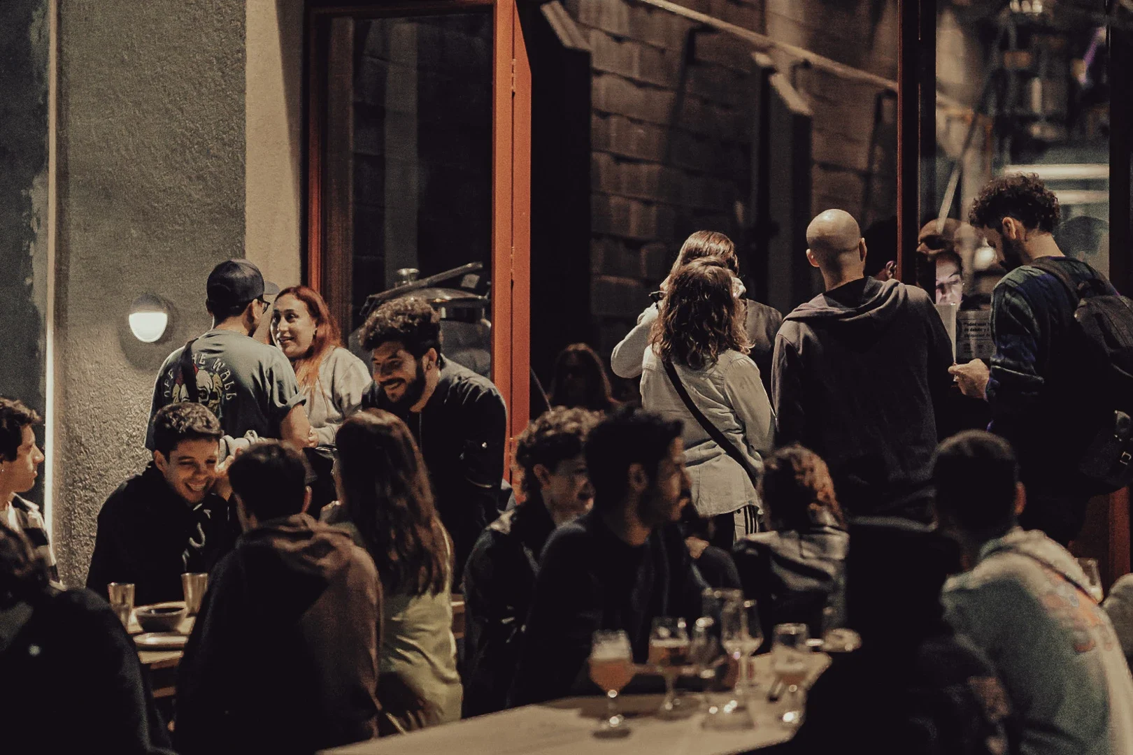 Interior del taproom Strange 2 en Chacarita con gente reunida