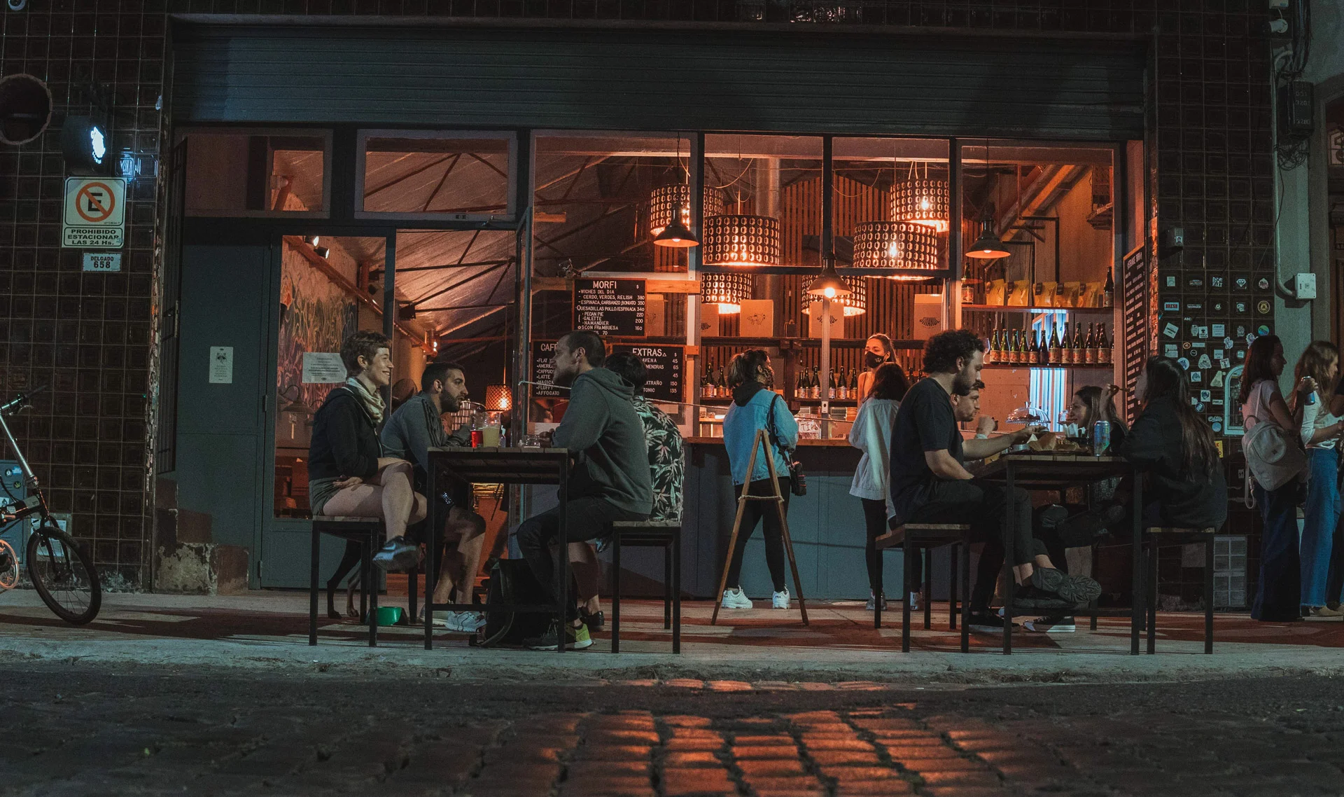 Exterior nocturno del taproom de Strange Brewing en Delgado