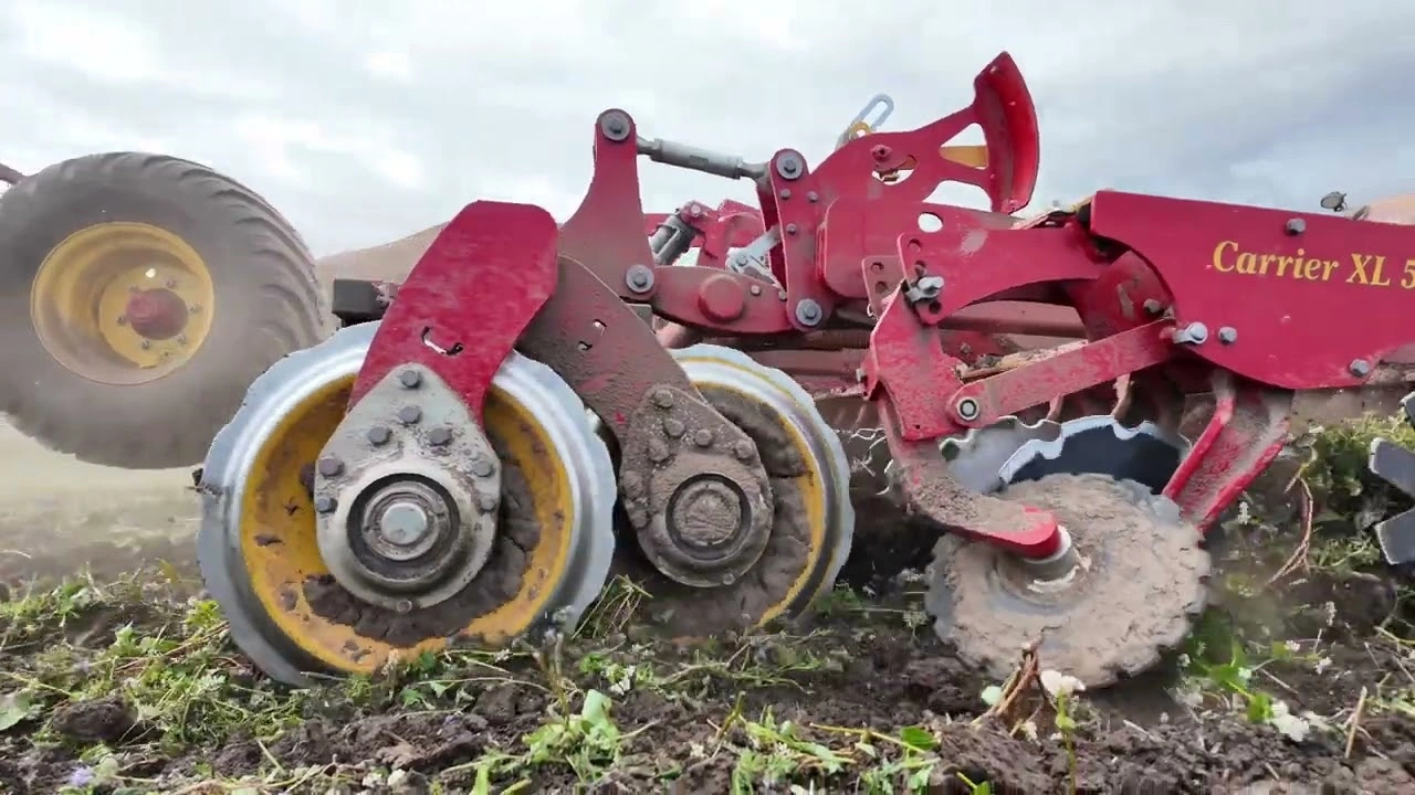 Väderstad Carrier discs working a field
