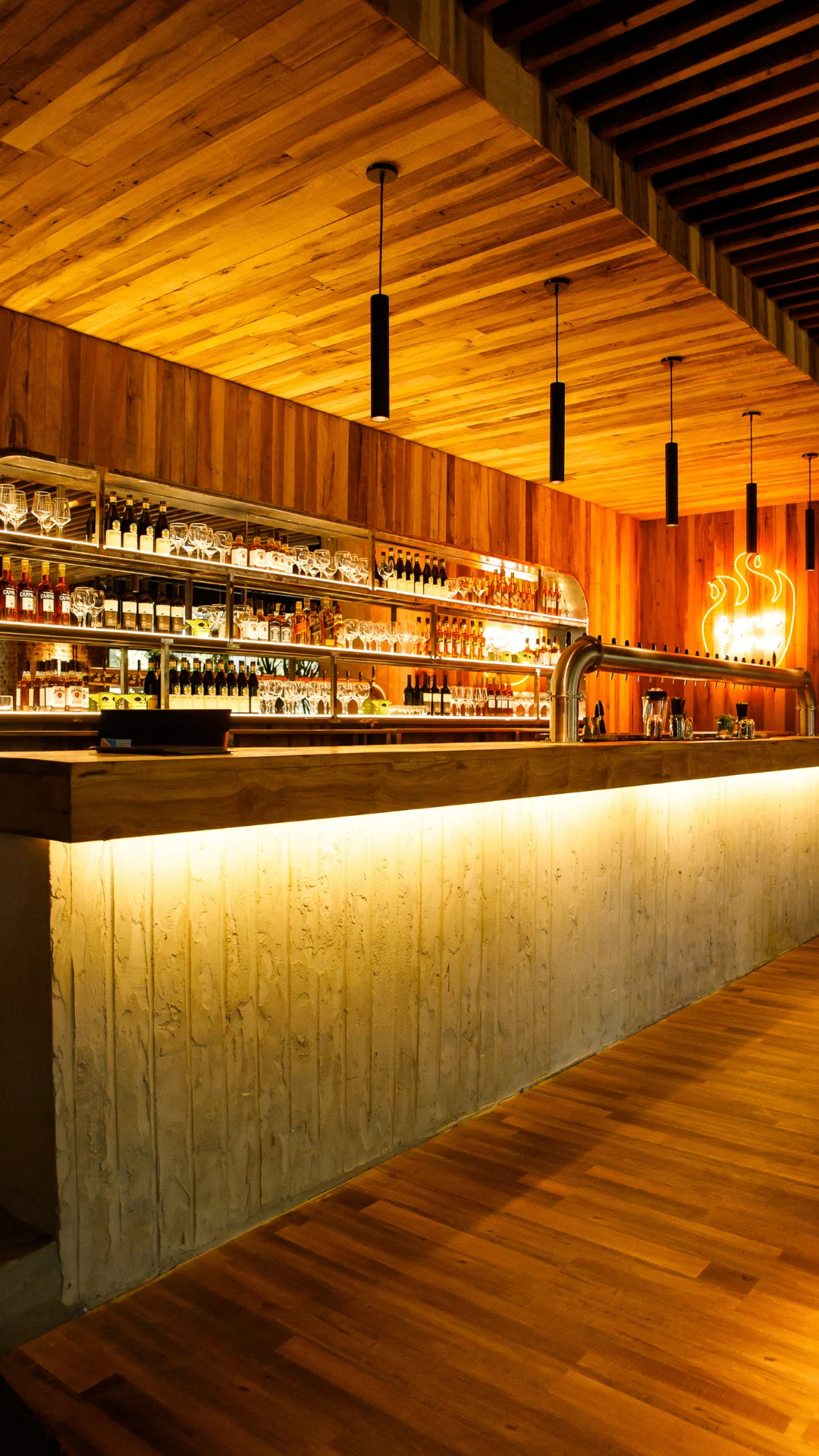 Barra de madera iluminada en el Club de la Birra